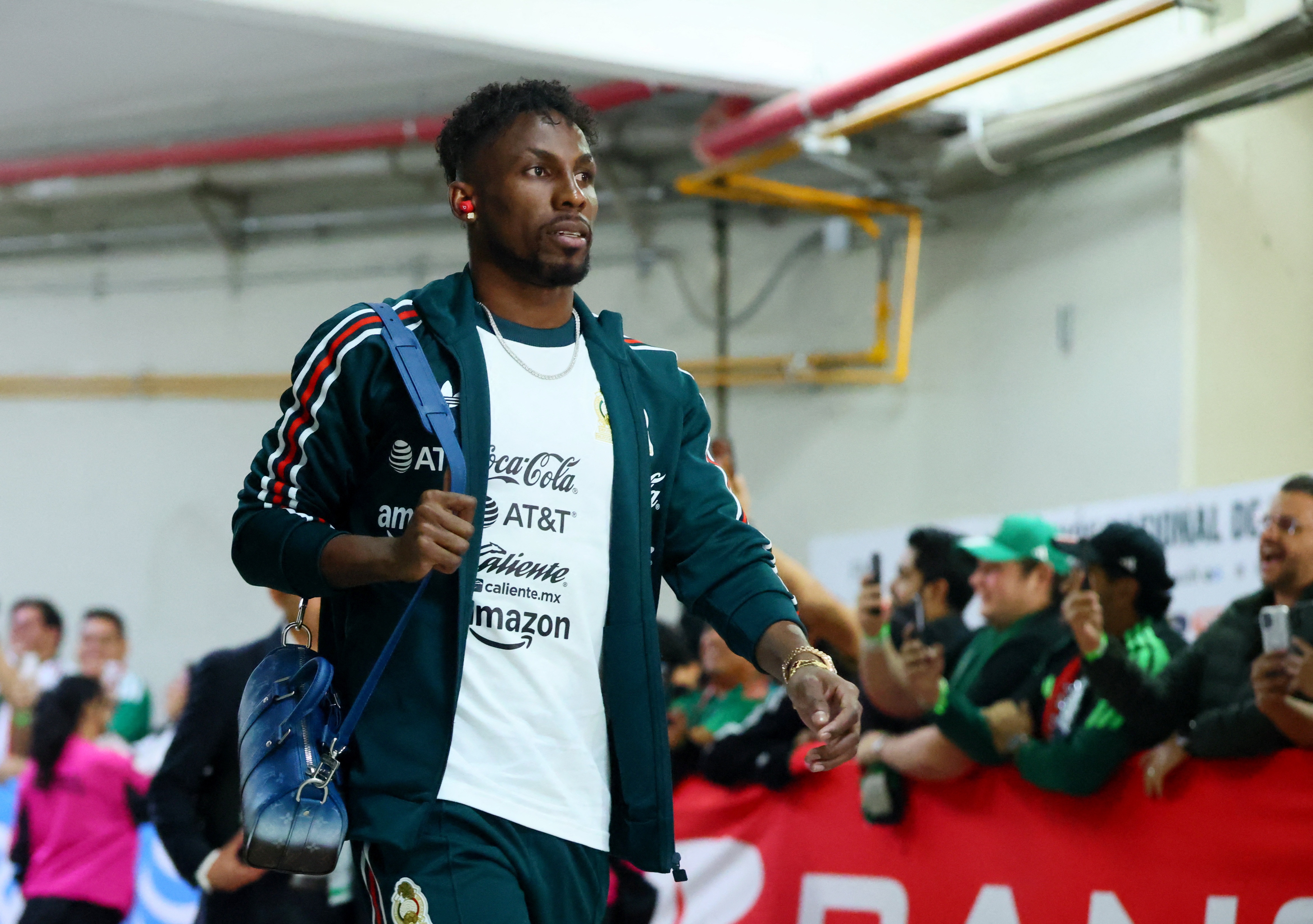 Ghi ban vuot Ronaldo, tien dao vo danh sap doi doi o Saudi Arabia hinh anh