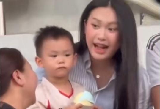 Hai My khong roi Van Hau khi scandal bua vay hinh anh