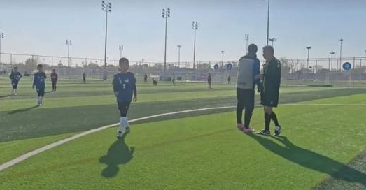 Be boi dan xep ty so chan dong bong da Trung Quoc hinh anh