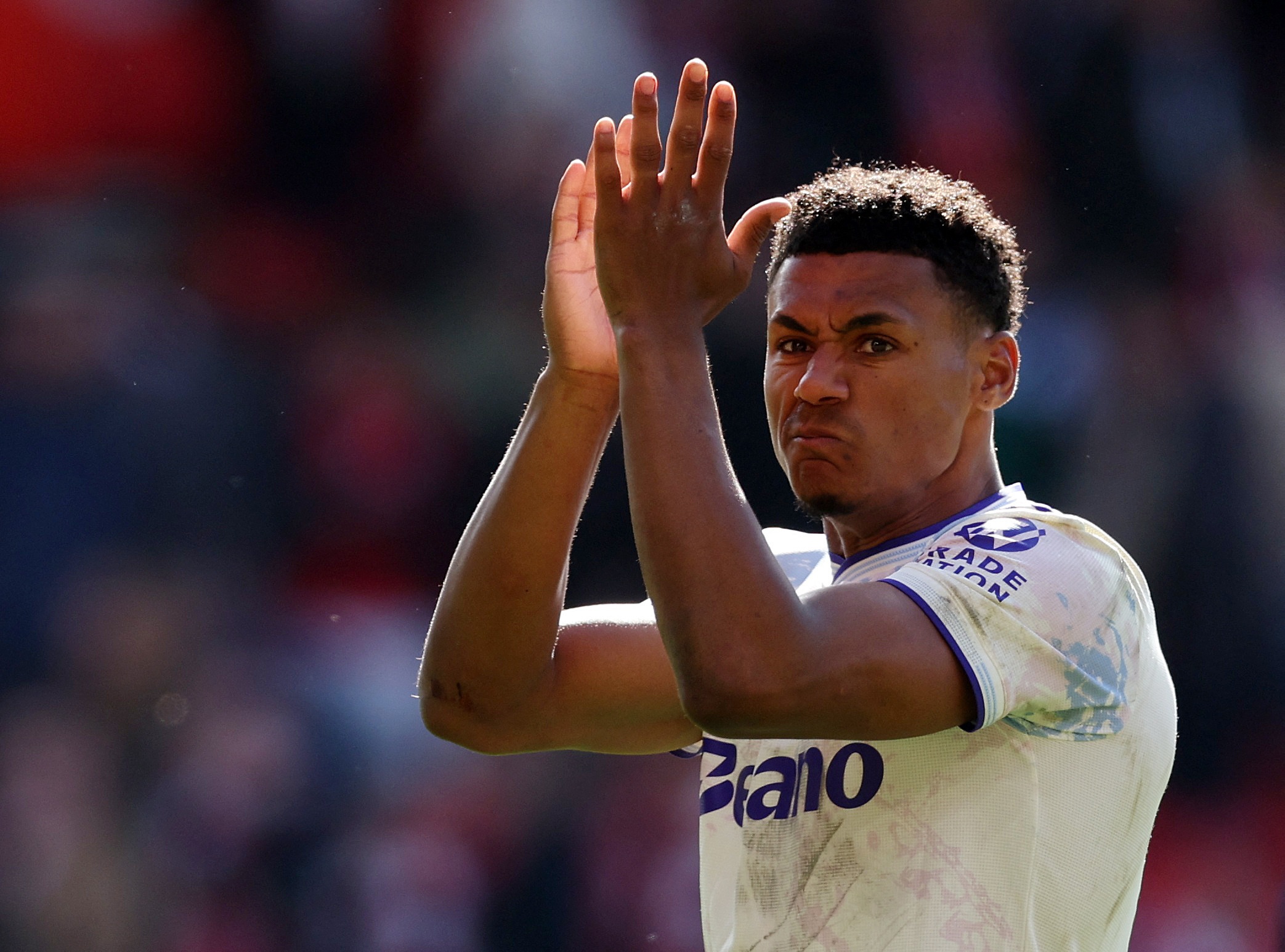 Aston Villa say chan, trao 'mon qua' cho MU hinh anh