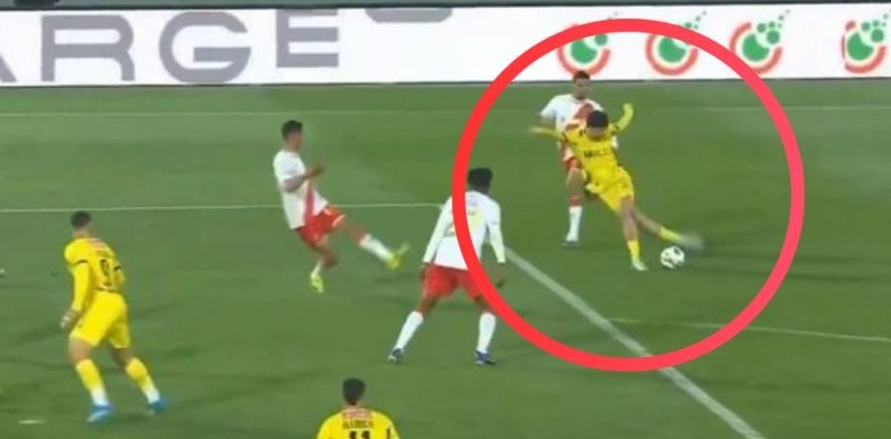 Ban thang rabona gay ngo ngang tu ngoai vung cam hinh anh