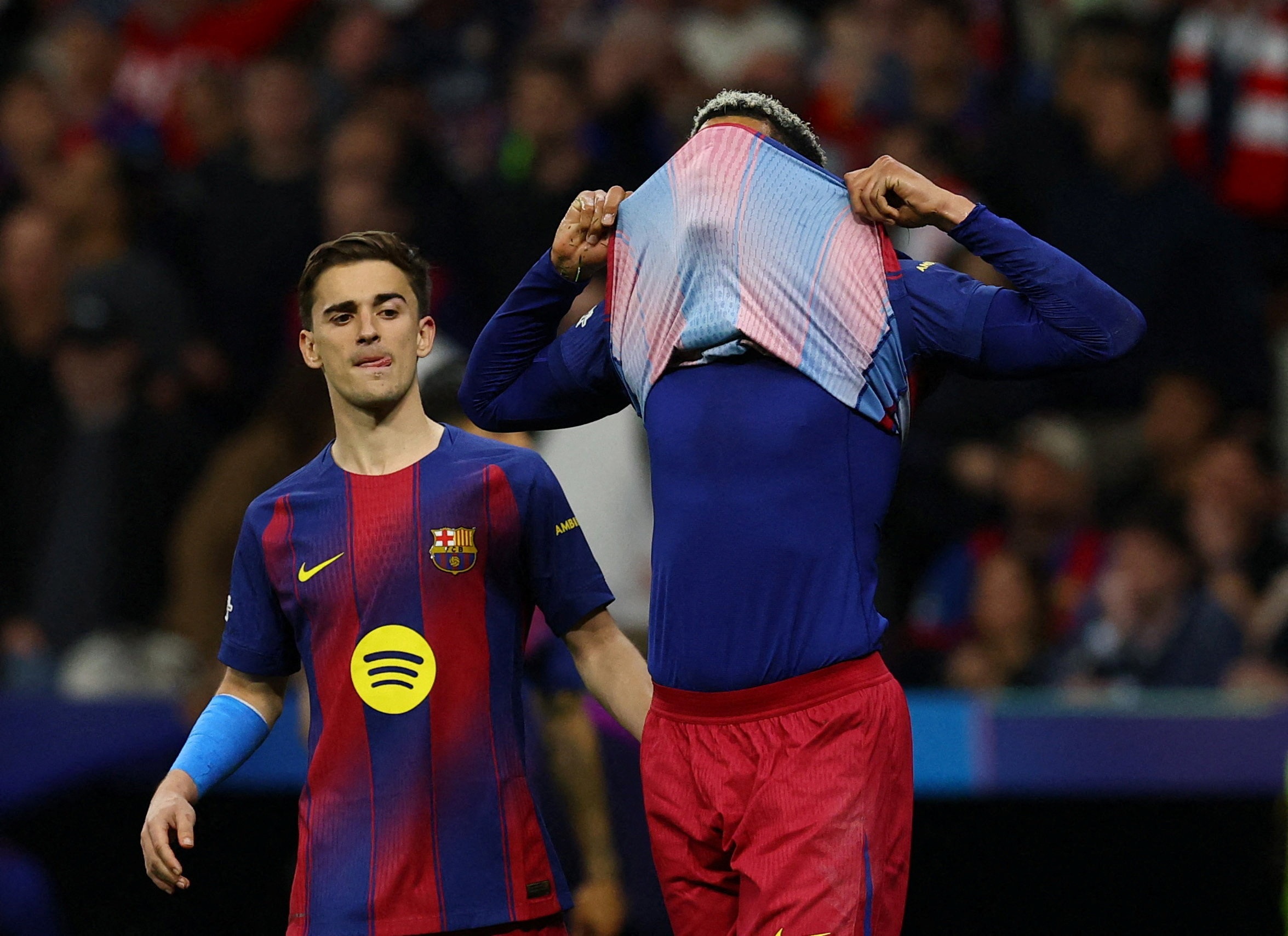UEFA phat Barcelona hinh anh