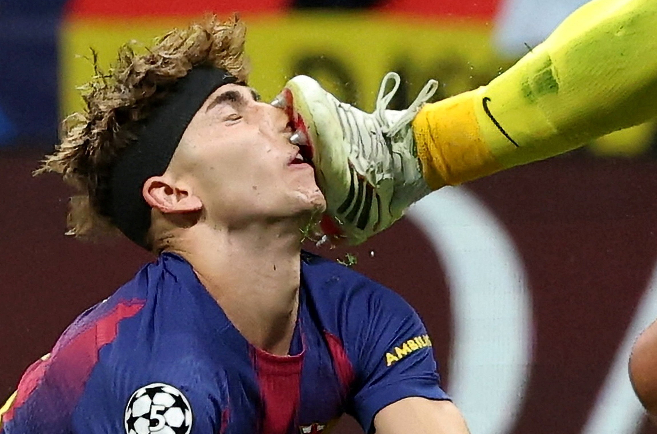 Can canh tinh huong Fermin Lopez dinh tron cu dap vao mat hinh anh