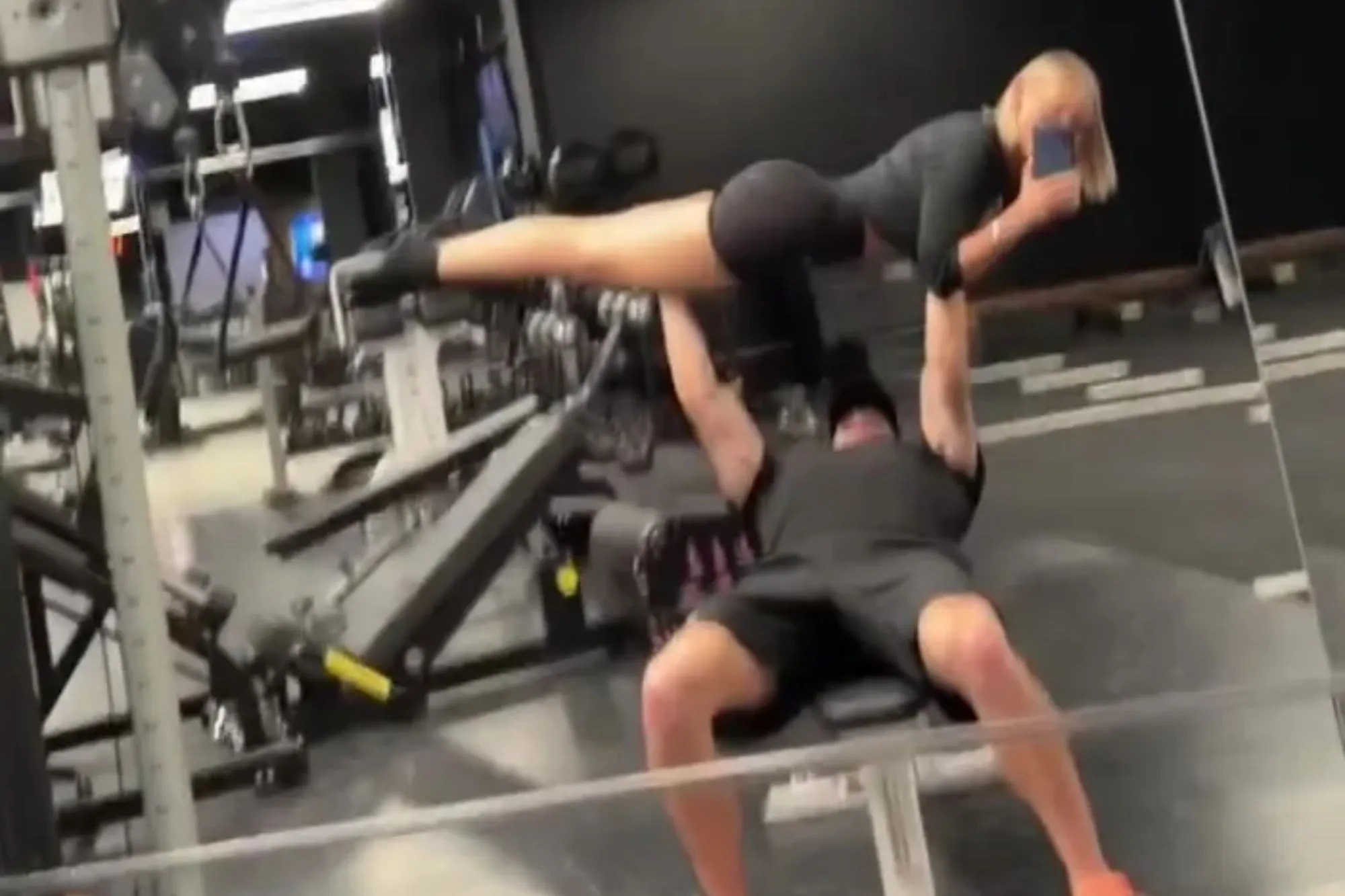 Mudryk nhac bong ban gai trong phong gym hinh anh