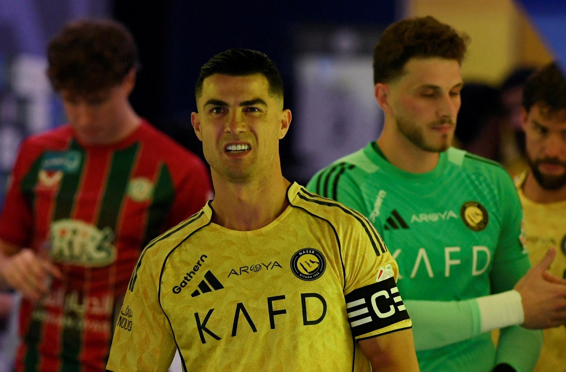 Ronaldo non mua van gong ganh Al Nassr hinh anh