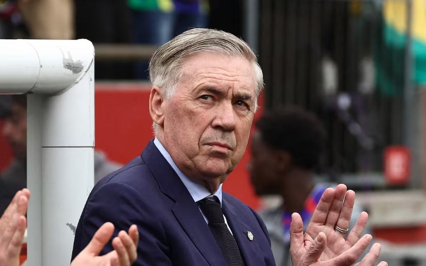 HLV Ancelotti boc tran bong da Italy hinh anh