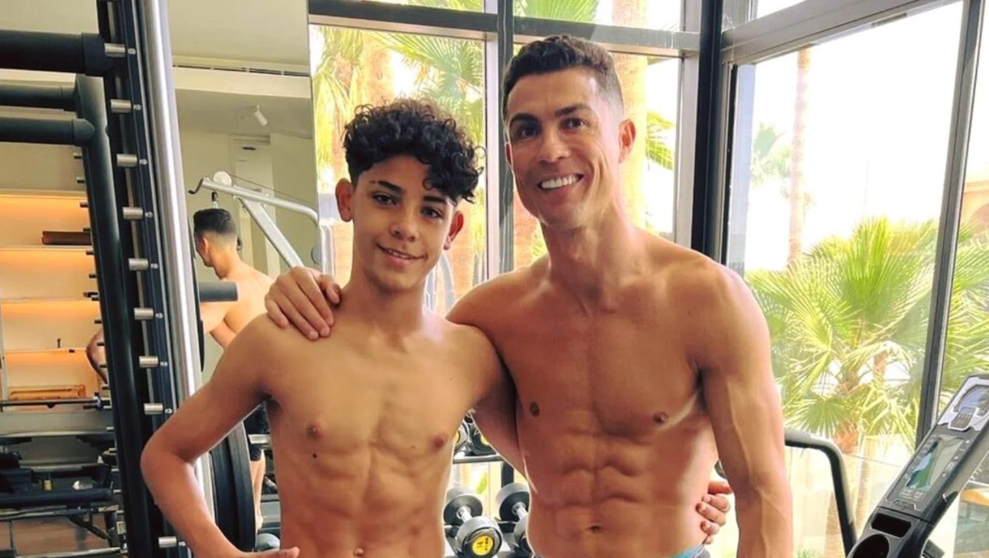 Ronaldo Jr tu choi da cap cung cha hinh anh
