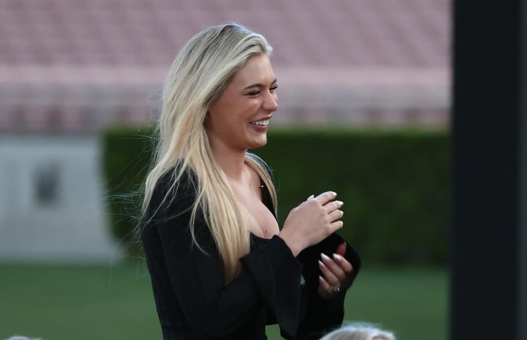 Sac voc gay chu y cua 'nu hoang truot bang' tren san bong da hinh anh