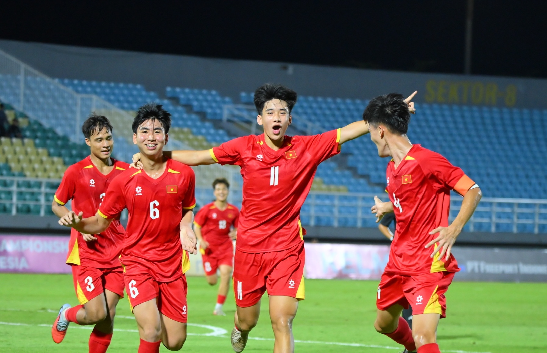 Phan ung cua CDV Dong Nam A khi U17 Viet Nam ha guc Malaysia hinh anh