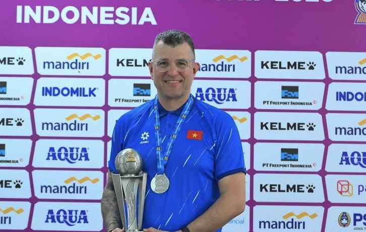 Bat ngo voi chien thuat cua HLV Cristiano Roland hinh anh