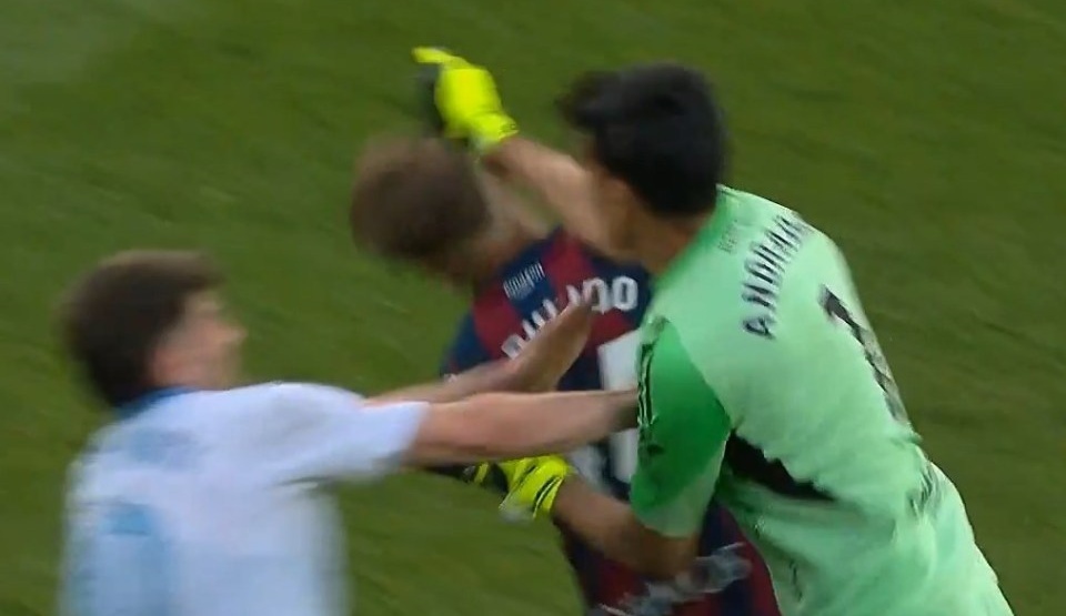 Khoanh khac thu mon dam doi thu guc nga o giai Tay Ban Nha hinh anh