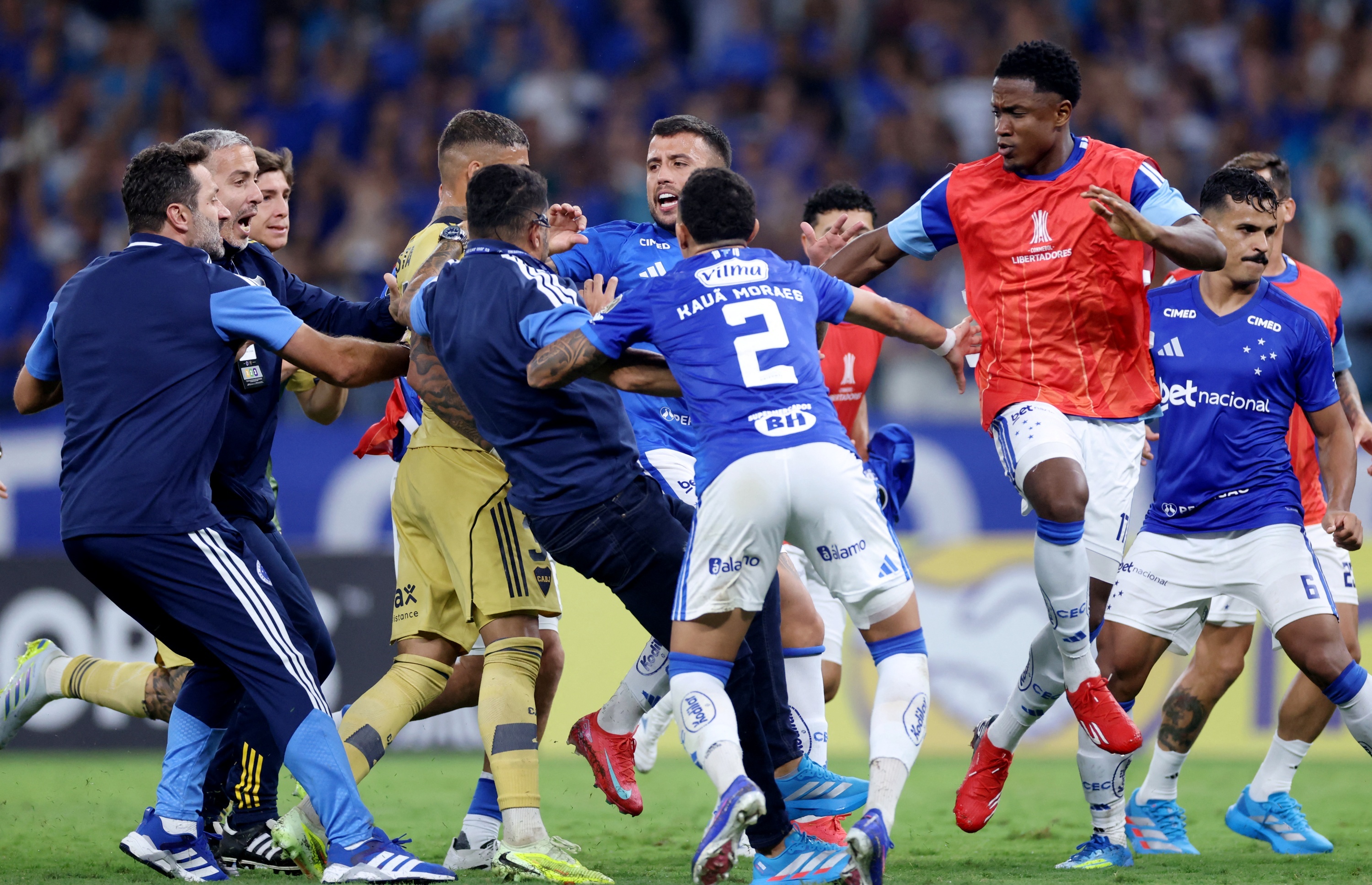 Au da bung phat o bong da Nam My hinh anh