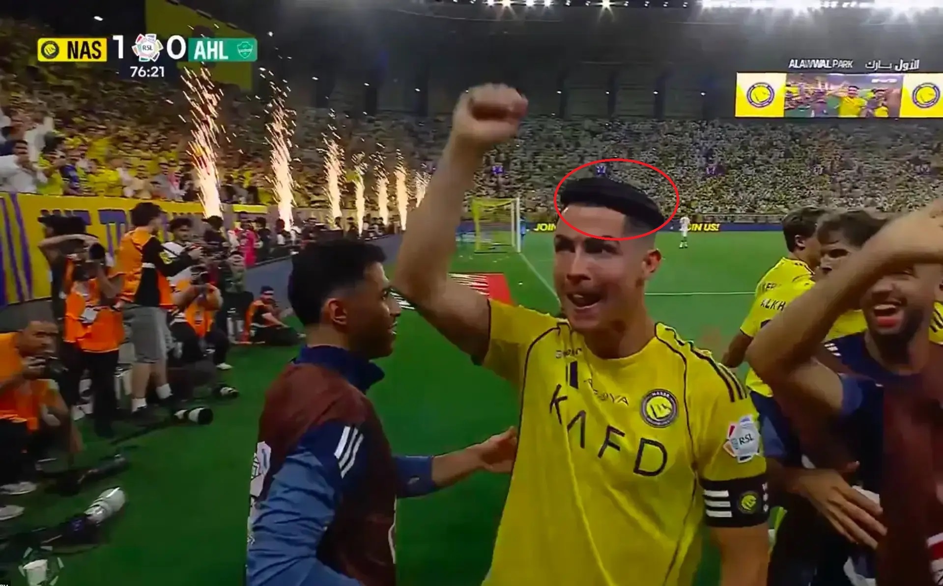 Chiec vong den bi an tren dau Ronaldo hinh anh