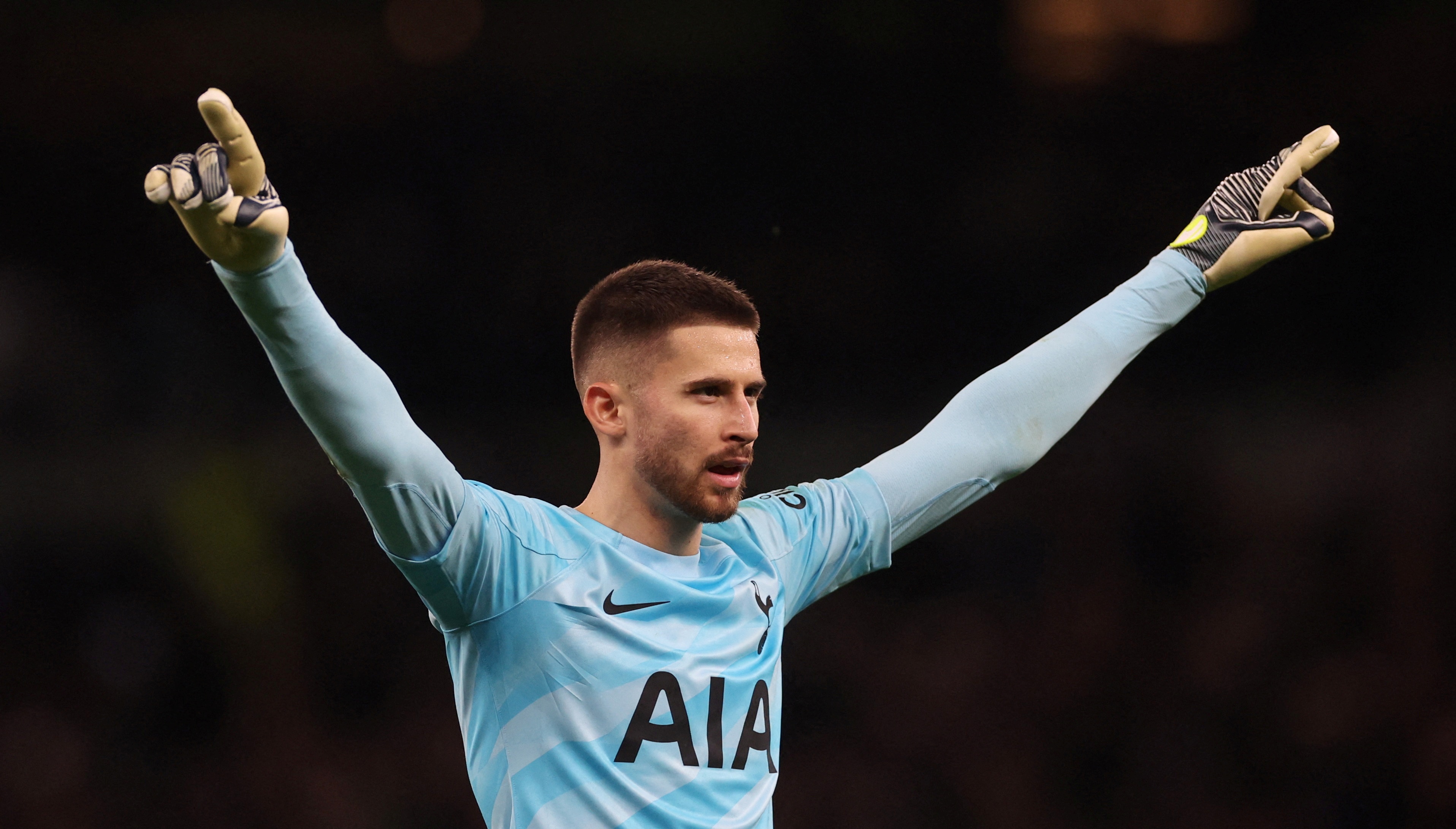 Cau thu dau tien thao chay khoi Tottenham hinh anh