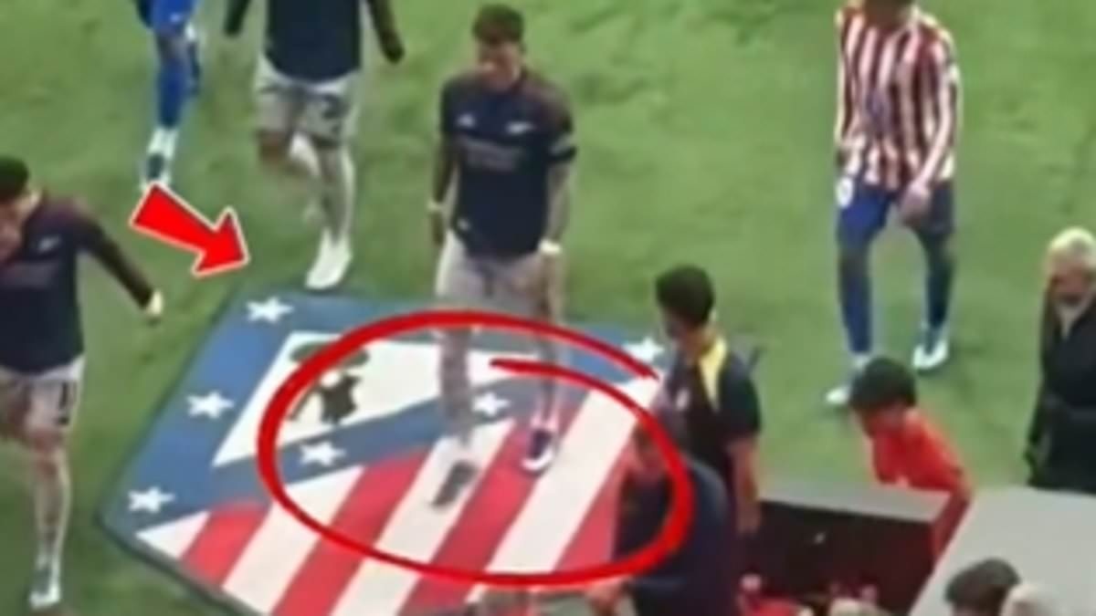 Cau thu Arsenal giam len logo Atletico khien HLV Simeone phan no hinh anh