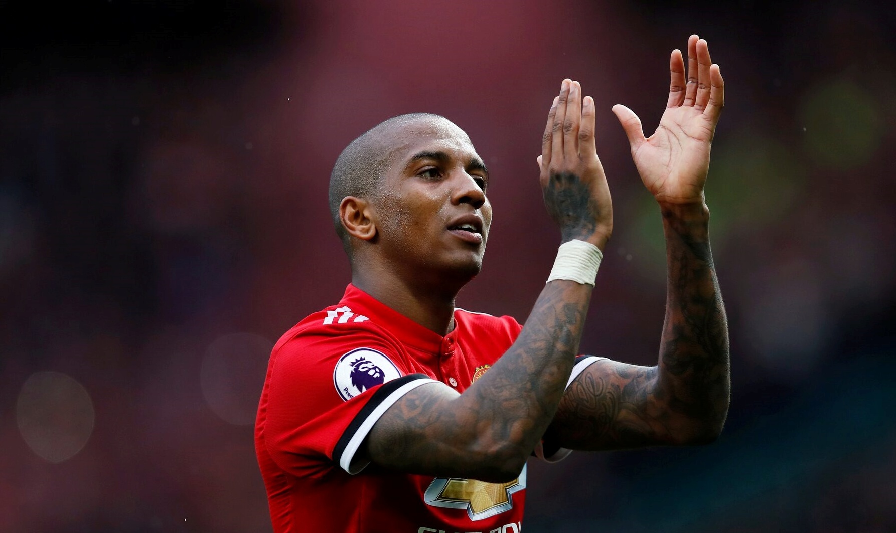 Ashley Young giai nghe hinh anh