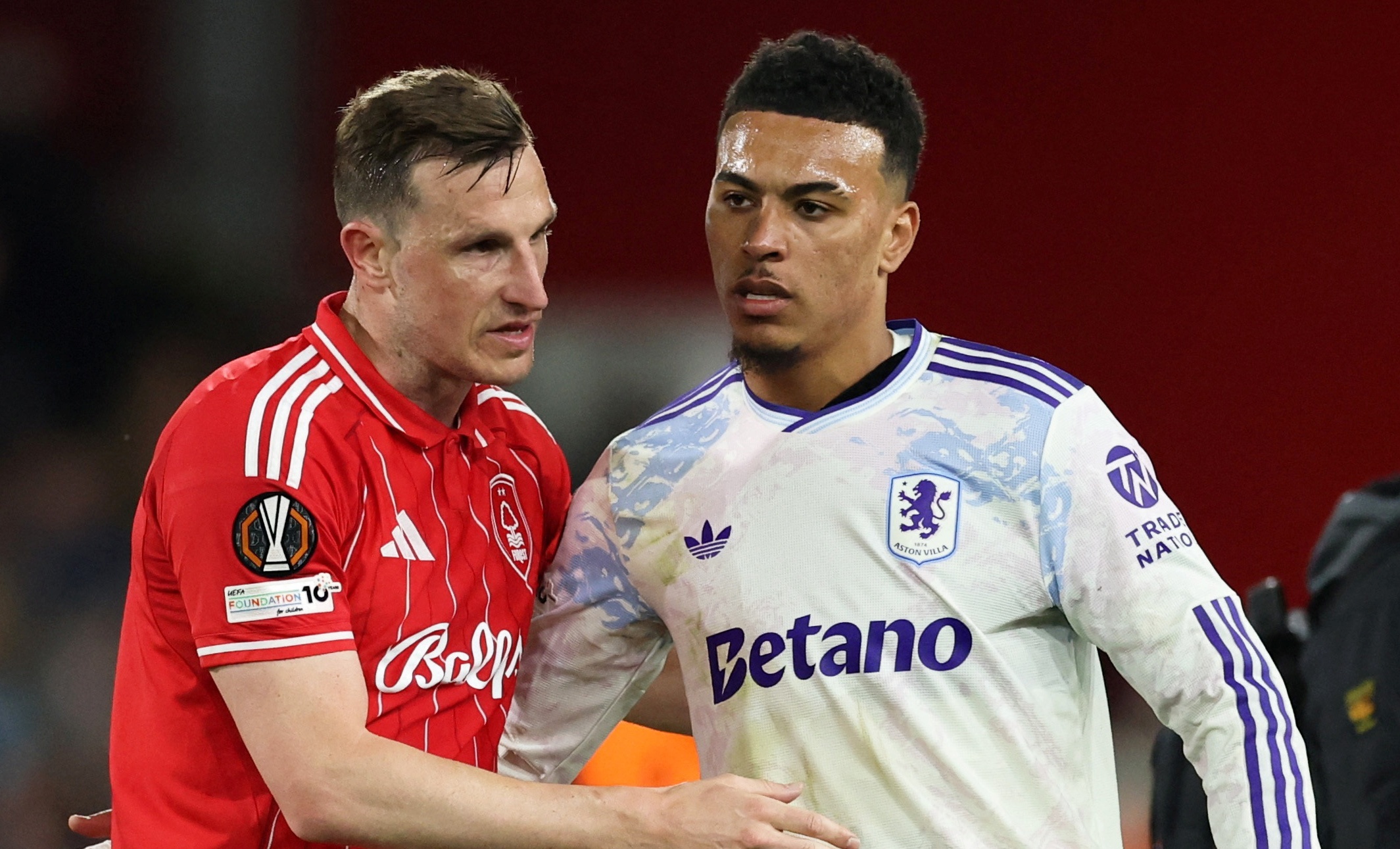Vien canh dien ro nhat bong da chau Au goi ten Nottingham Forest hinh anh
