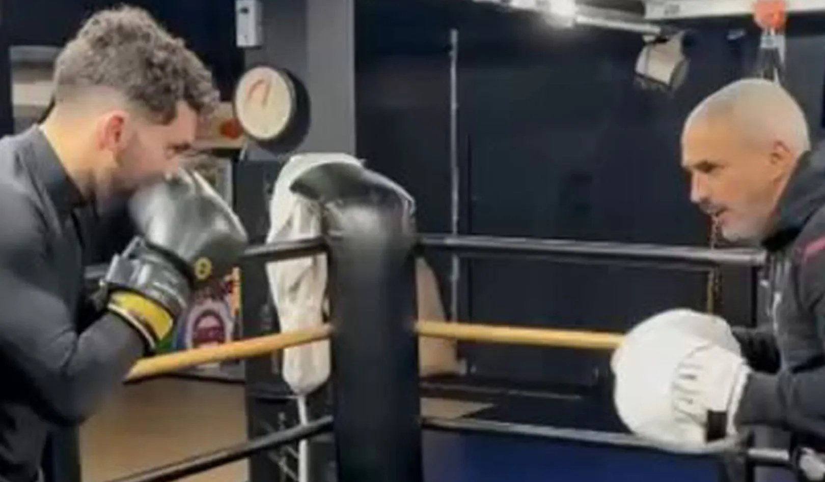 Ky nang boxing gay sot cua Rayan Cherki hinh anh