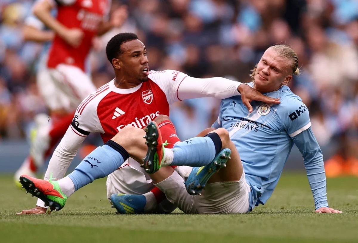Sai lam cua Premier League lam meo mo cuoc dua vo dich hinh anh
