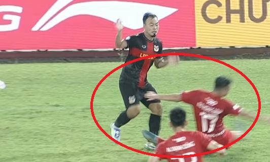 Pha vao bong ghe ron o V.League hinh anh