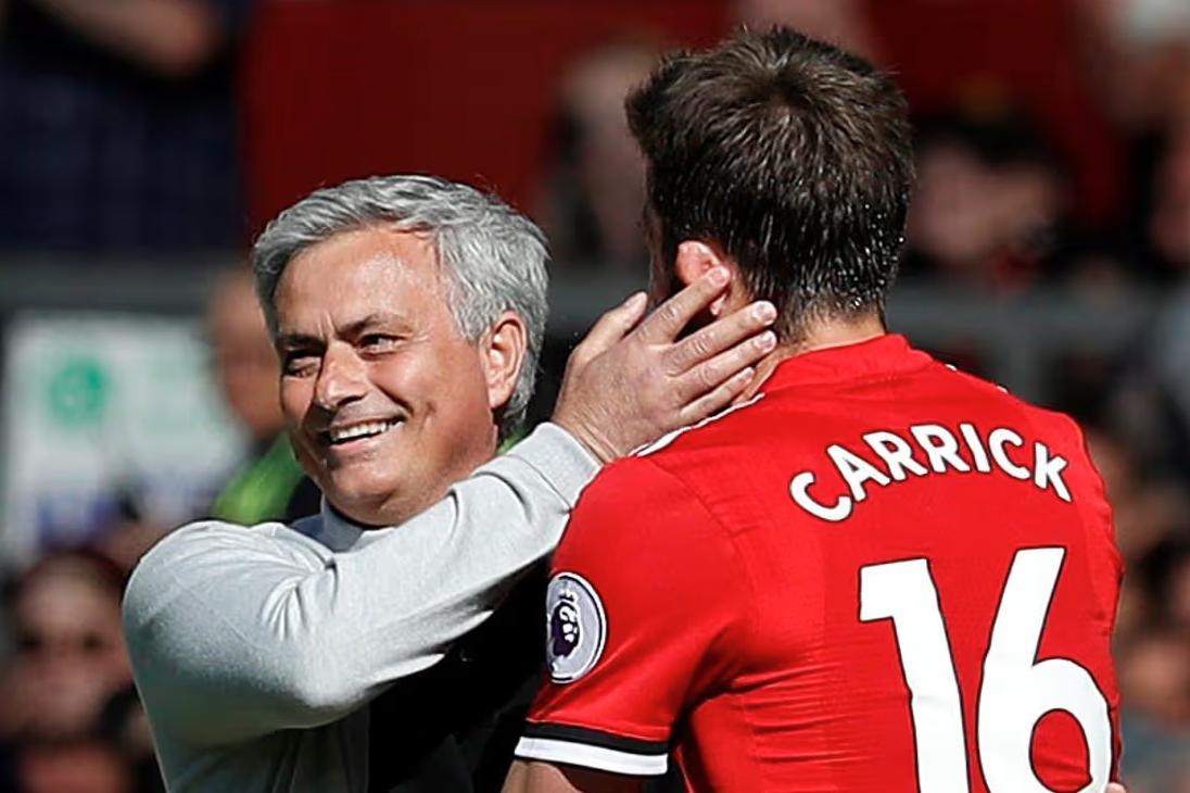 Carrick viet lich su, Mourinho 'noi truoc tuong lai' hinh anh