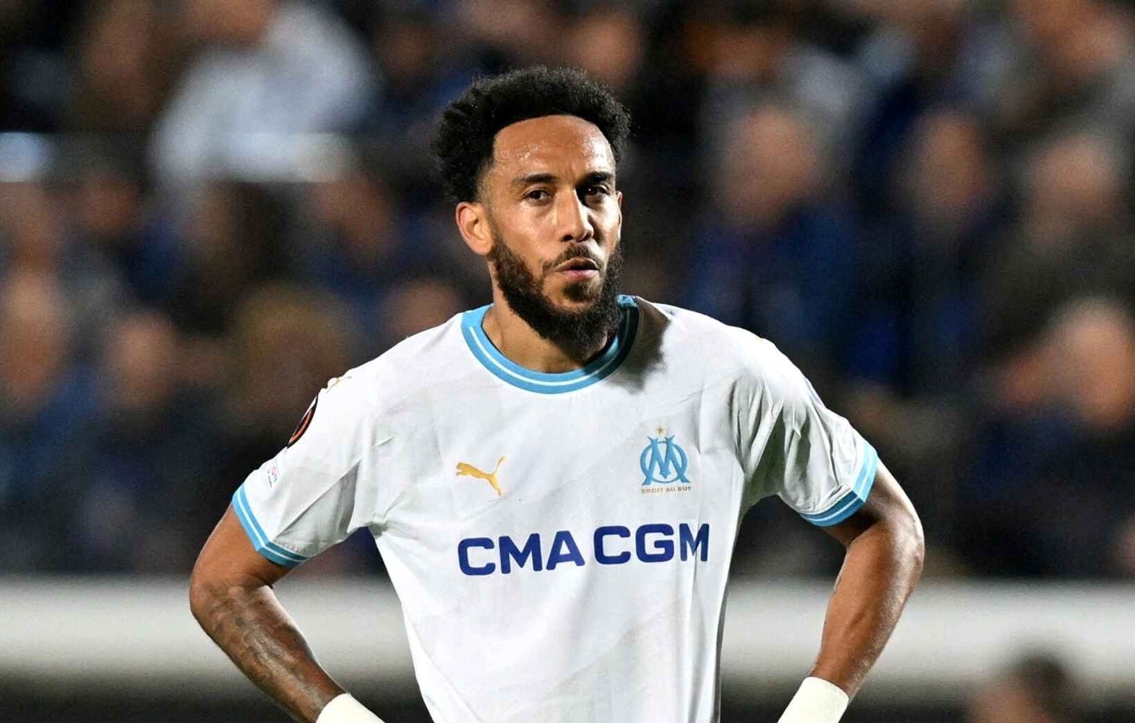 Aubameyang dung binh chua chay xit vao quan chuc Marseille hinh anh