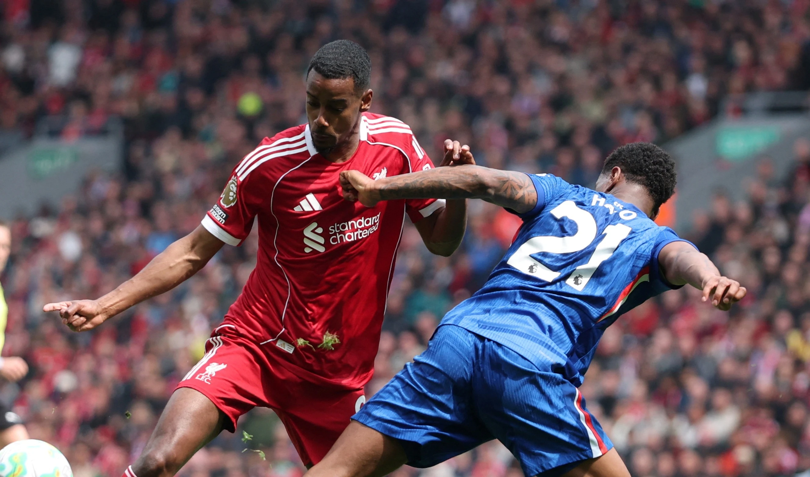Liverpool hoa Chelsea, kich ban lich su cua Premier League lung lay hinh anh