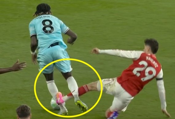 Quyet dinh gay phan no trong tran thang cua Arsenal hinh anh