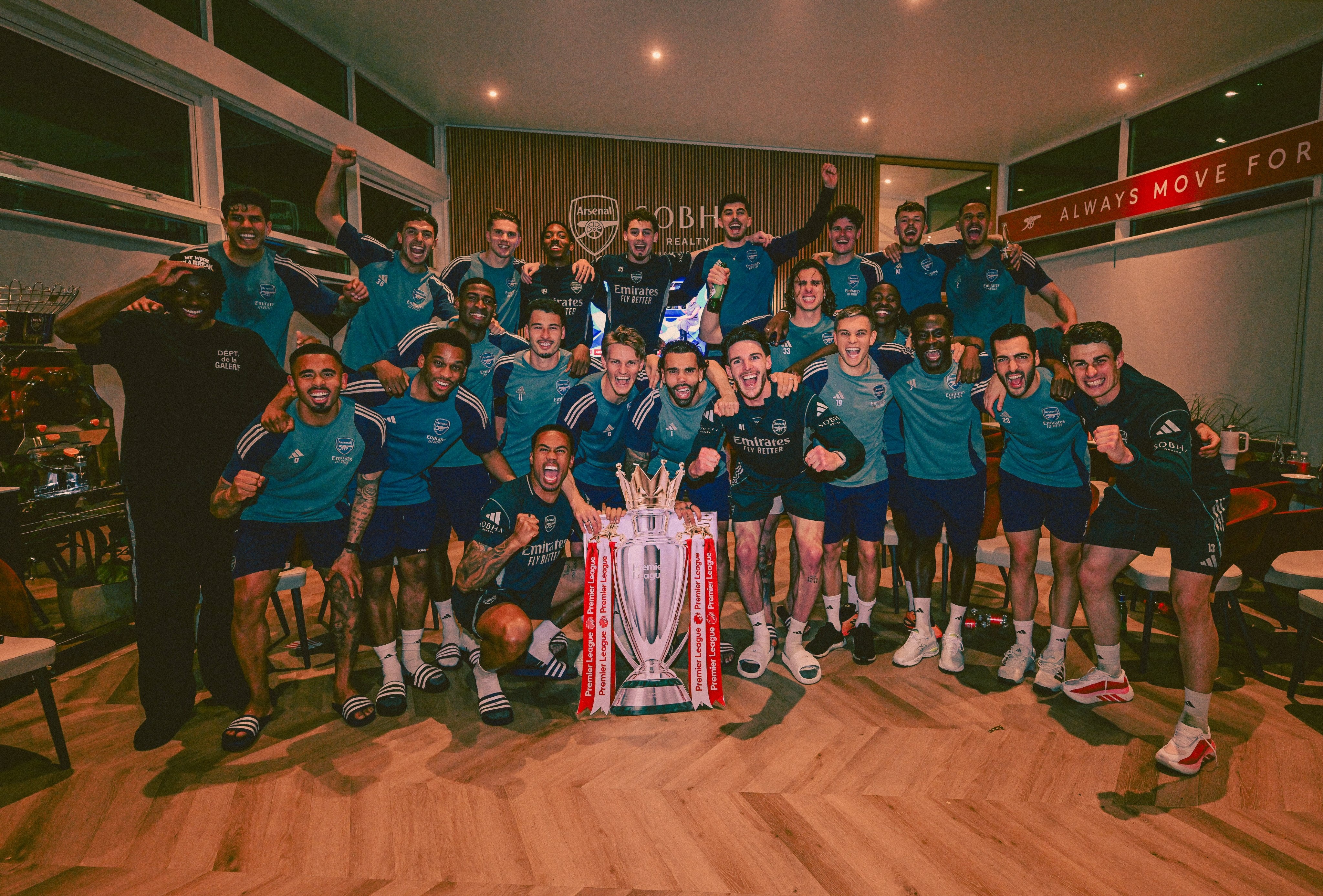 Cau thu Arsenal vo oa cam xuc voi chuc vo dich hinh anh