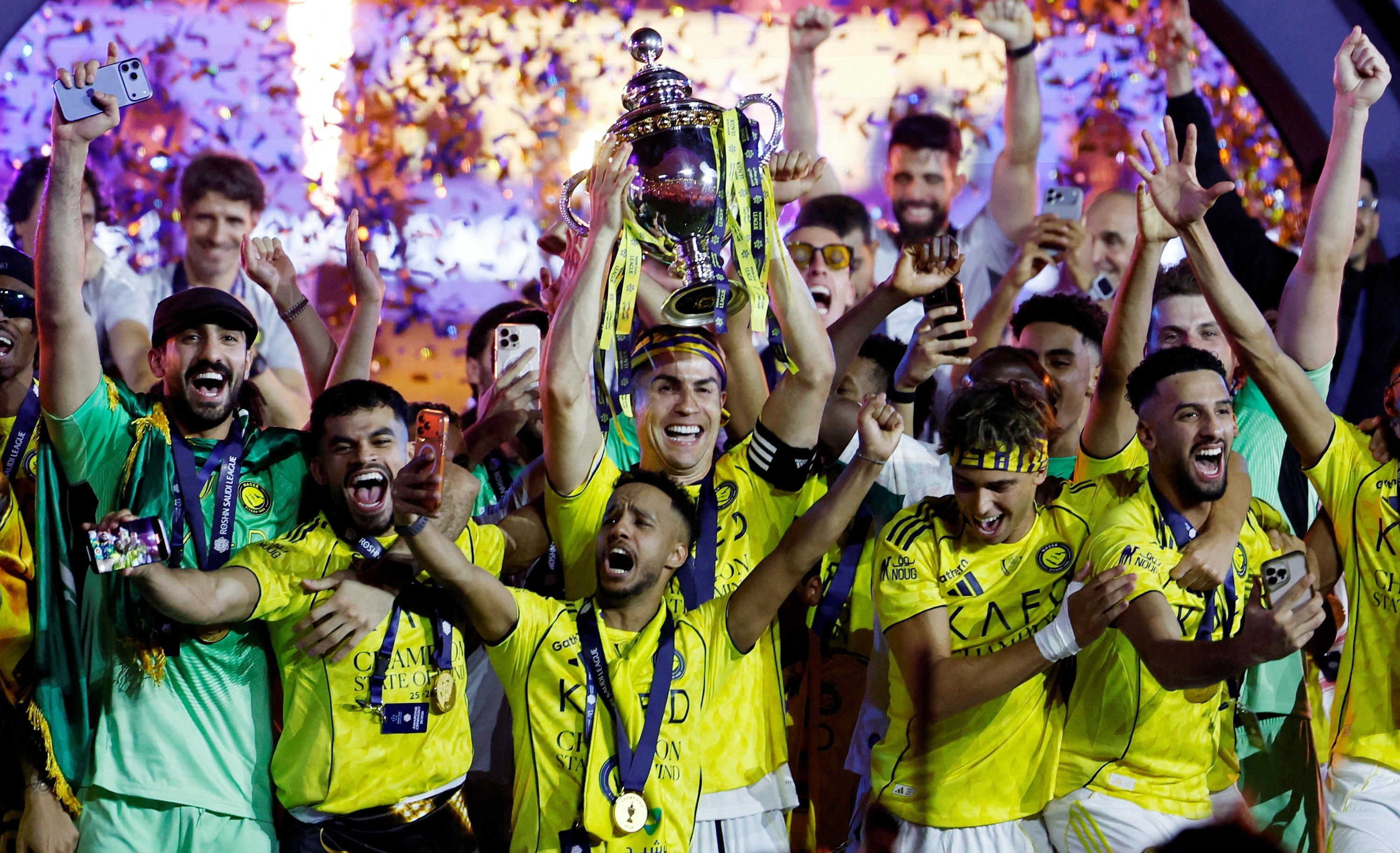 Khoanh khac Ronaldo nang cup lich su voi Al Nassr hinh anh