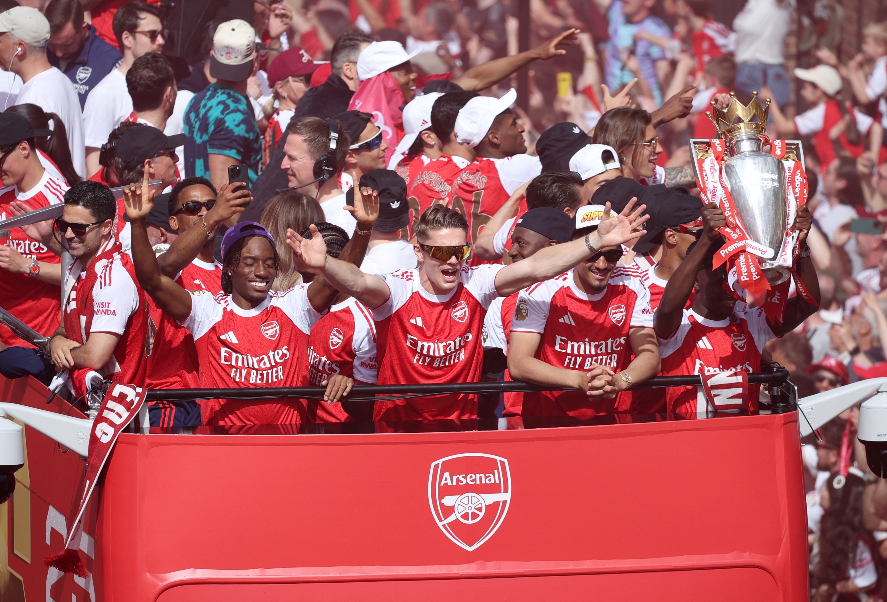 Hon loan trong le ruoc cup cua Arsenal hinh anh