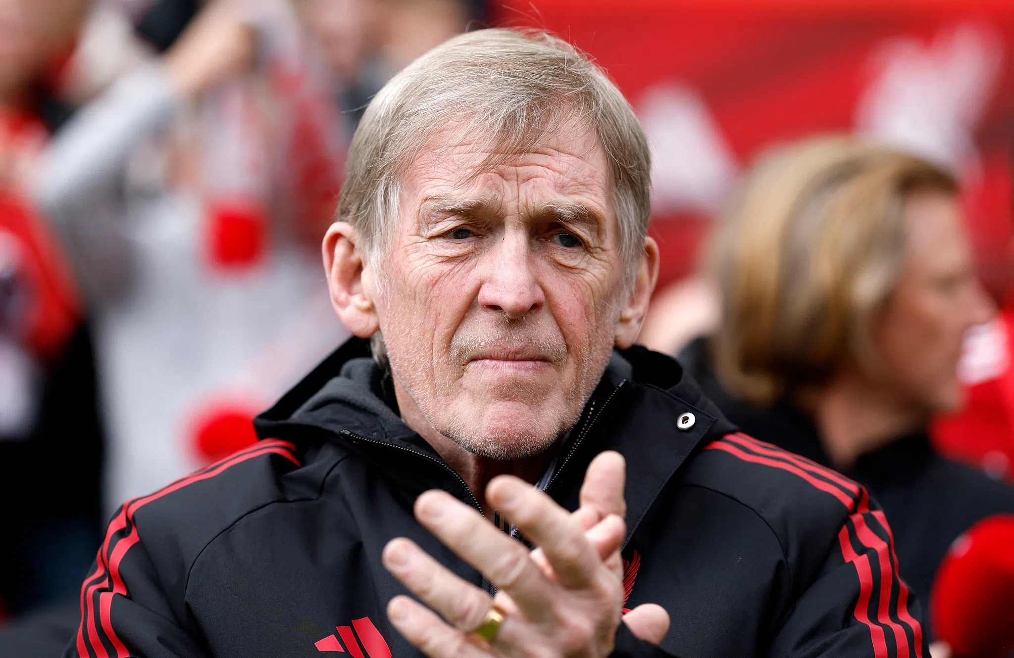 Huyen thoai Kenny Dalglish mac ung thu hinh anh