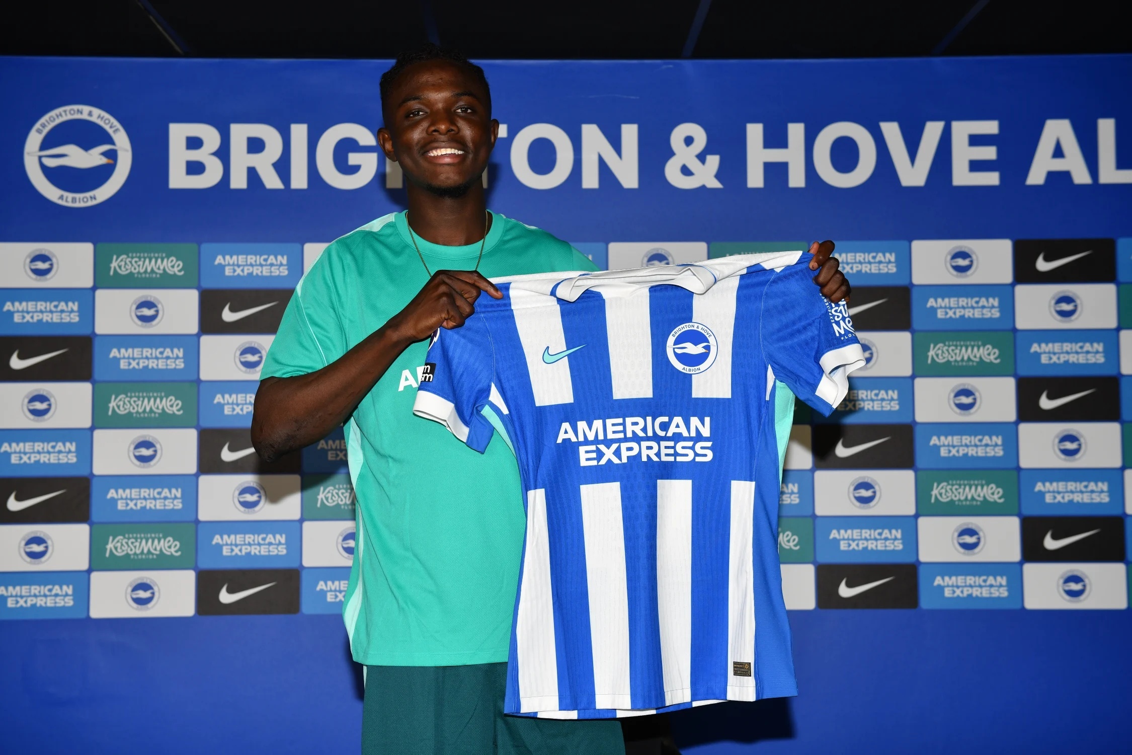 Brighton pha ky luc chuyen nhuong vi than dong Nigeria hinh anh