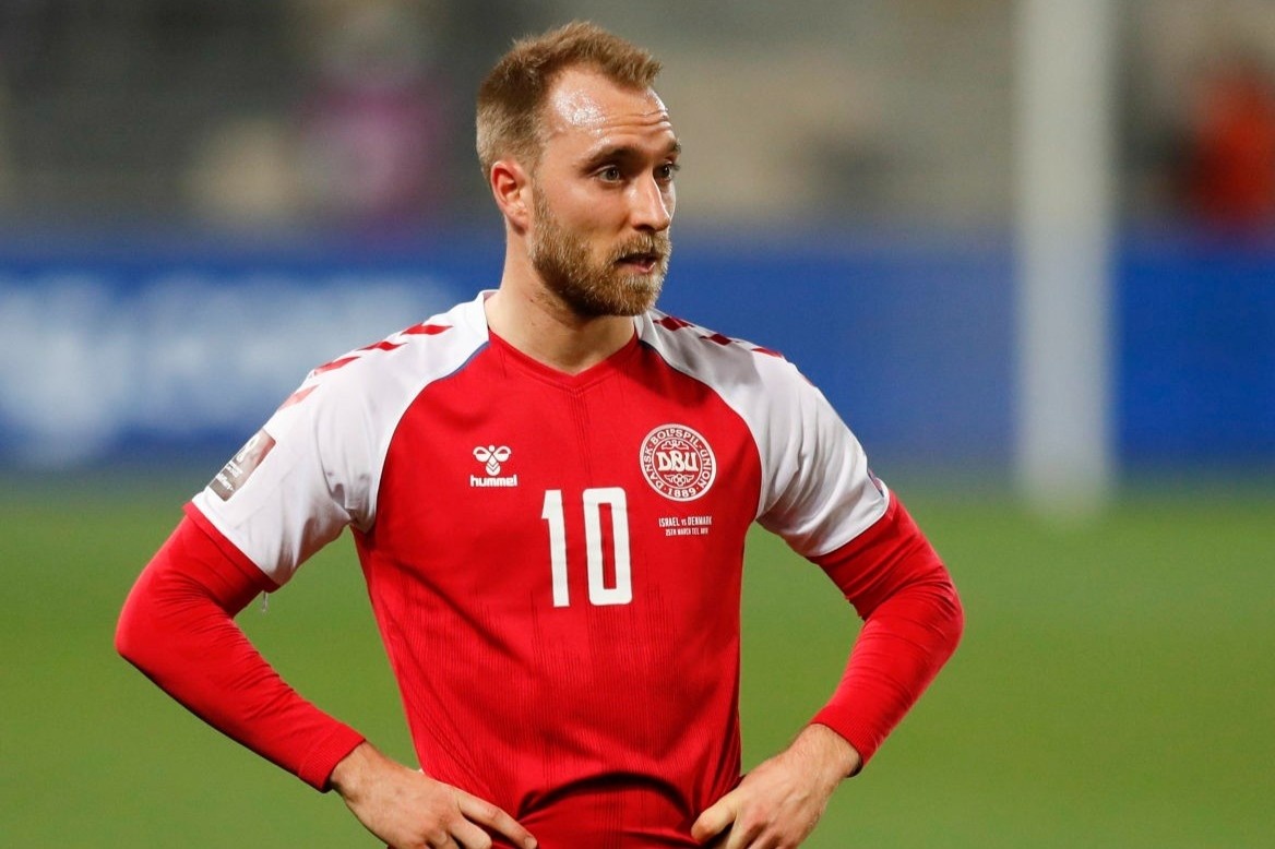 Toi luc Eriksen dung lai hinh anh