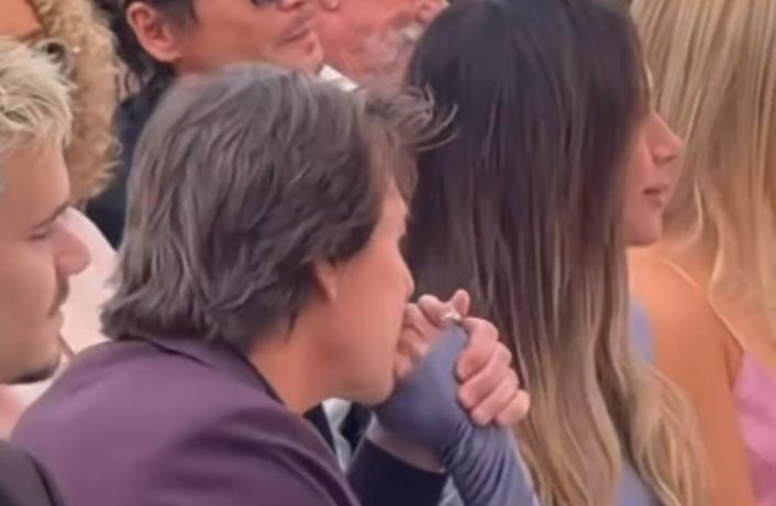 Tom Cruise hon tay vo Beckham gay tranh cai hinh anh