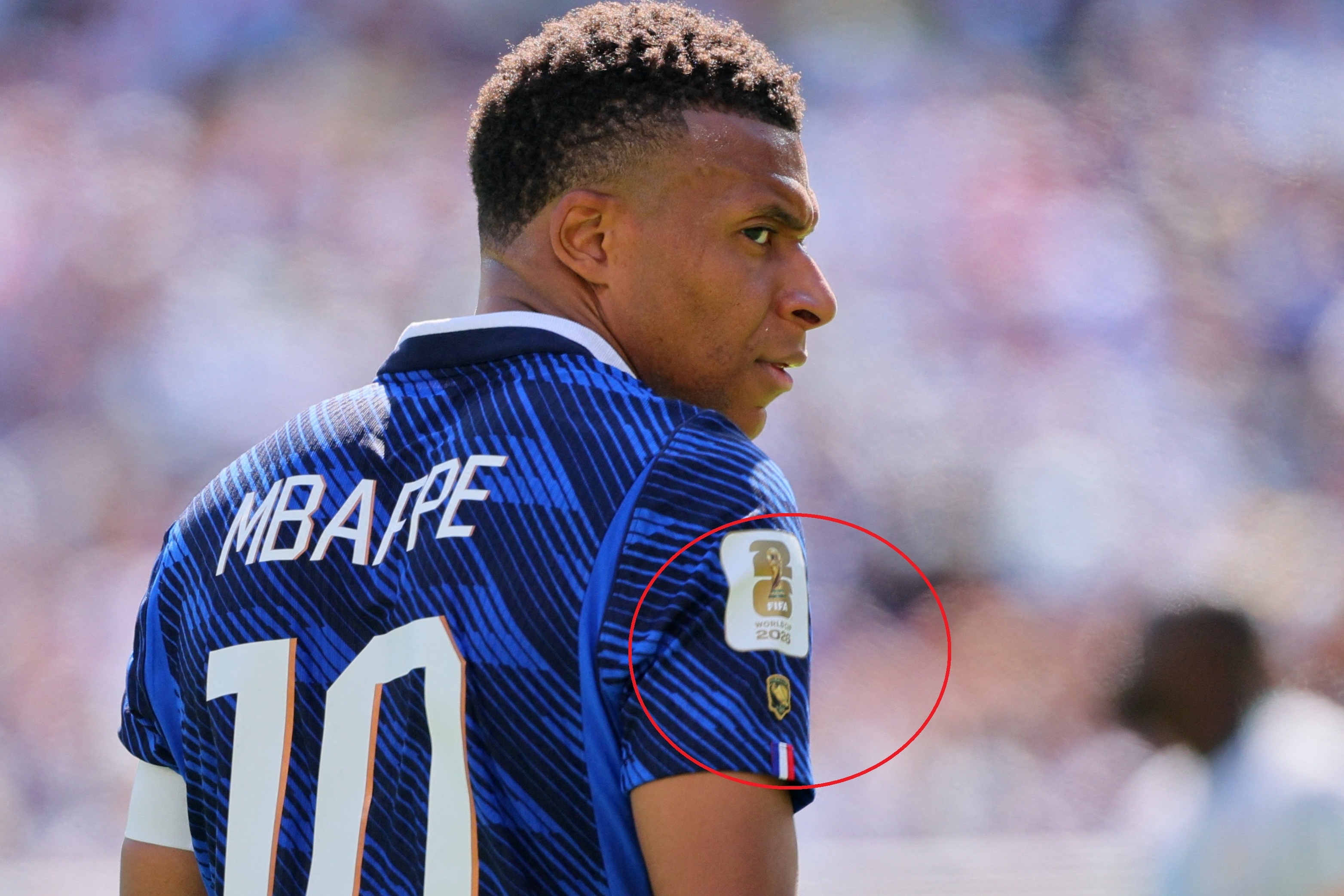 Ly do ao dau cua Mbappe khac toan bo tuyen Phap hinh anh