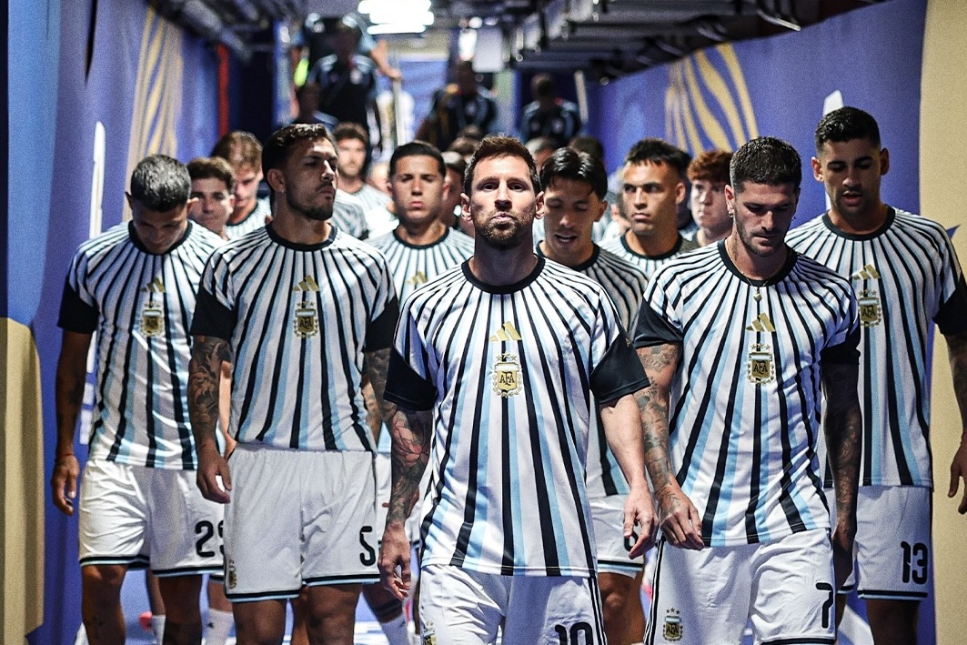 Buc anh Messi dan dau dan sao Argentina gay sot hinh anh