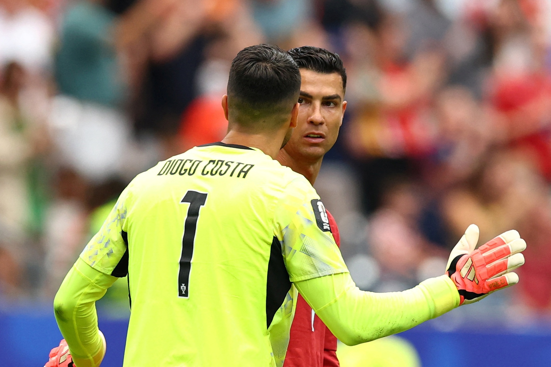 Ronaldo to thai do voi dong doi hinh anh