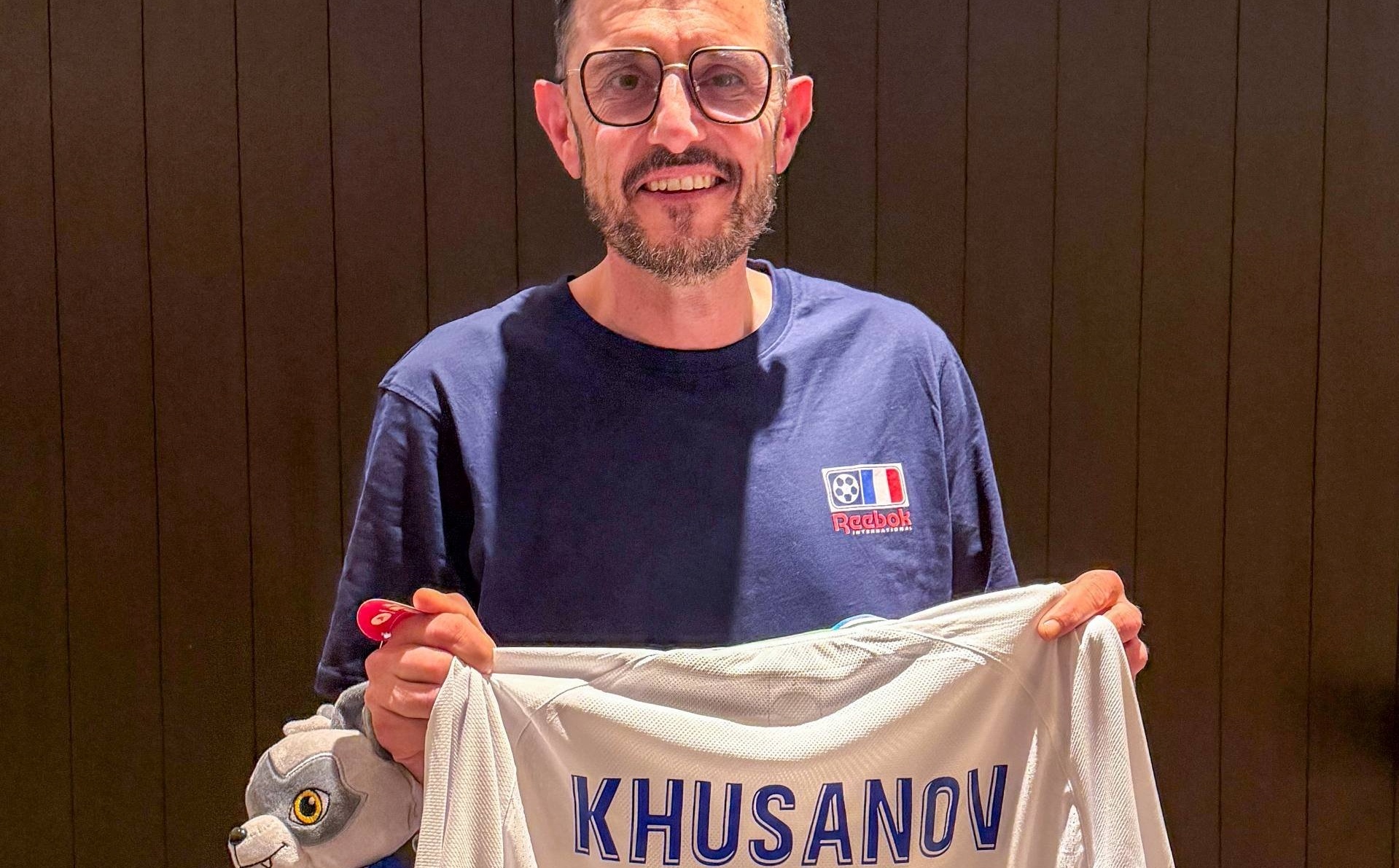 Khusanov hanh xu dep sau khi huc nga quay phim hinh anh