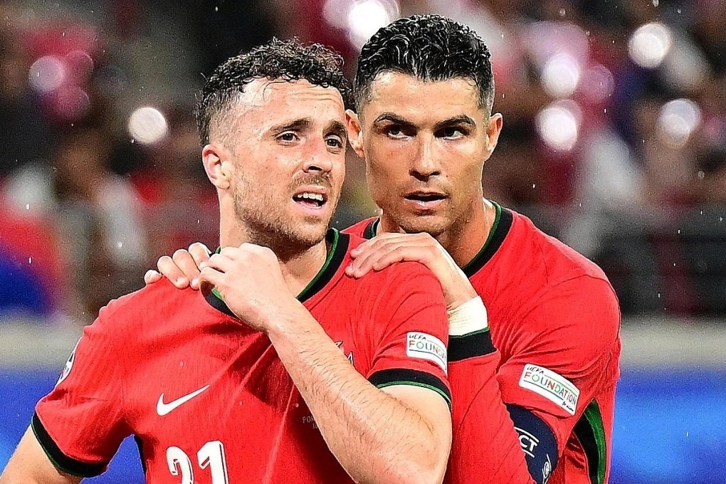 Fan Ronaldo tran vao Instagram Diogo Jota, yeu cau chuyen bong cho CR7 hinh anh