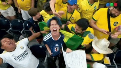 CDV Nhat Ban dau don, bi fan Brazil vay quanh che gieu hinh anh