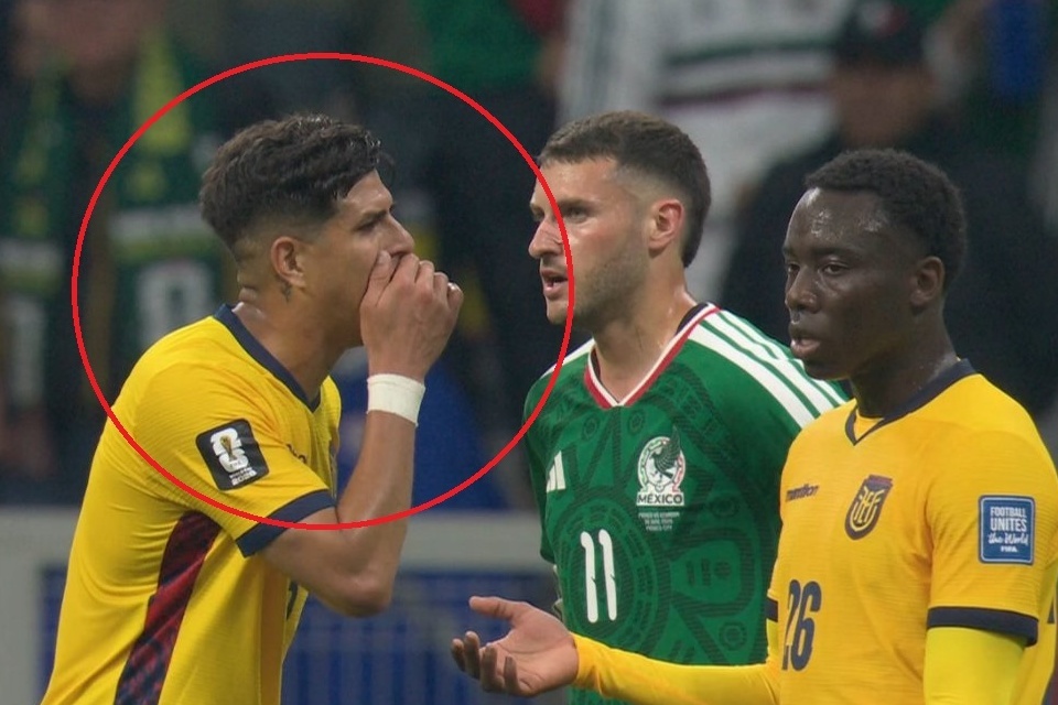 Cau thu thu hai nhan the do vi dung tay che mieng o World Cup hinh anh