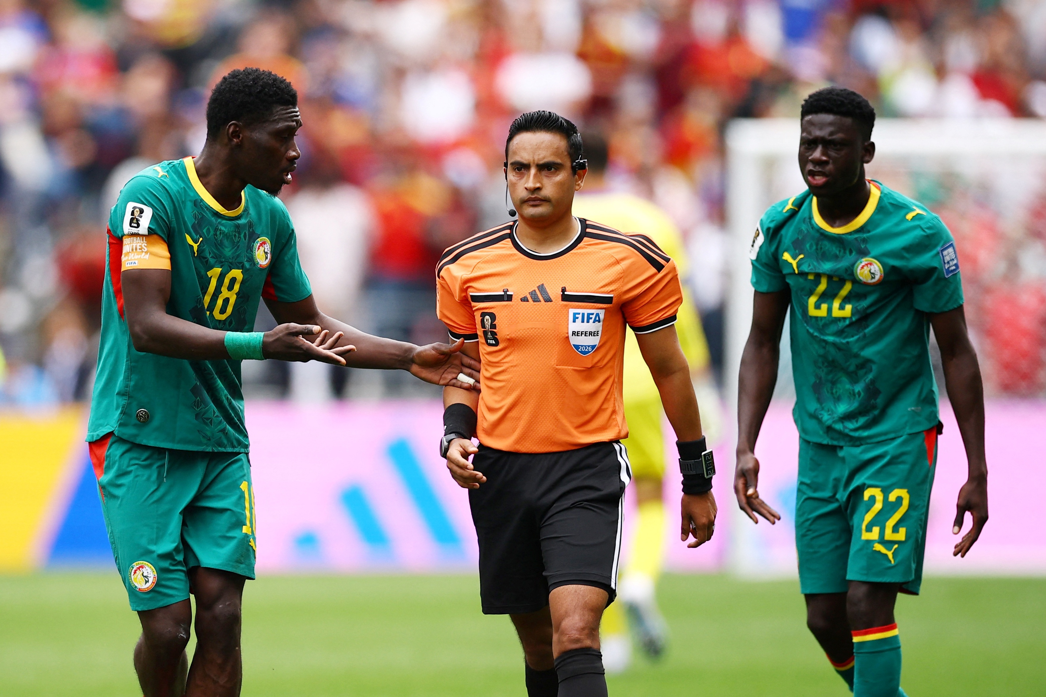 Chiec ao ky la cua trong tai World Cup hinh anh