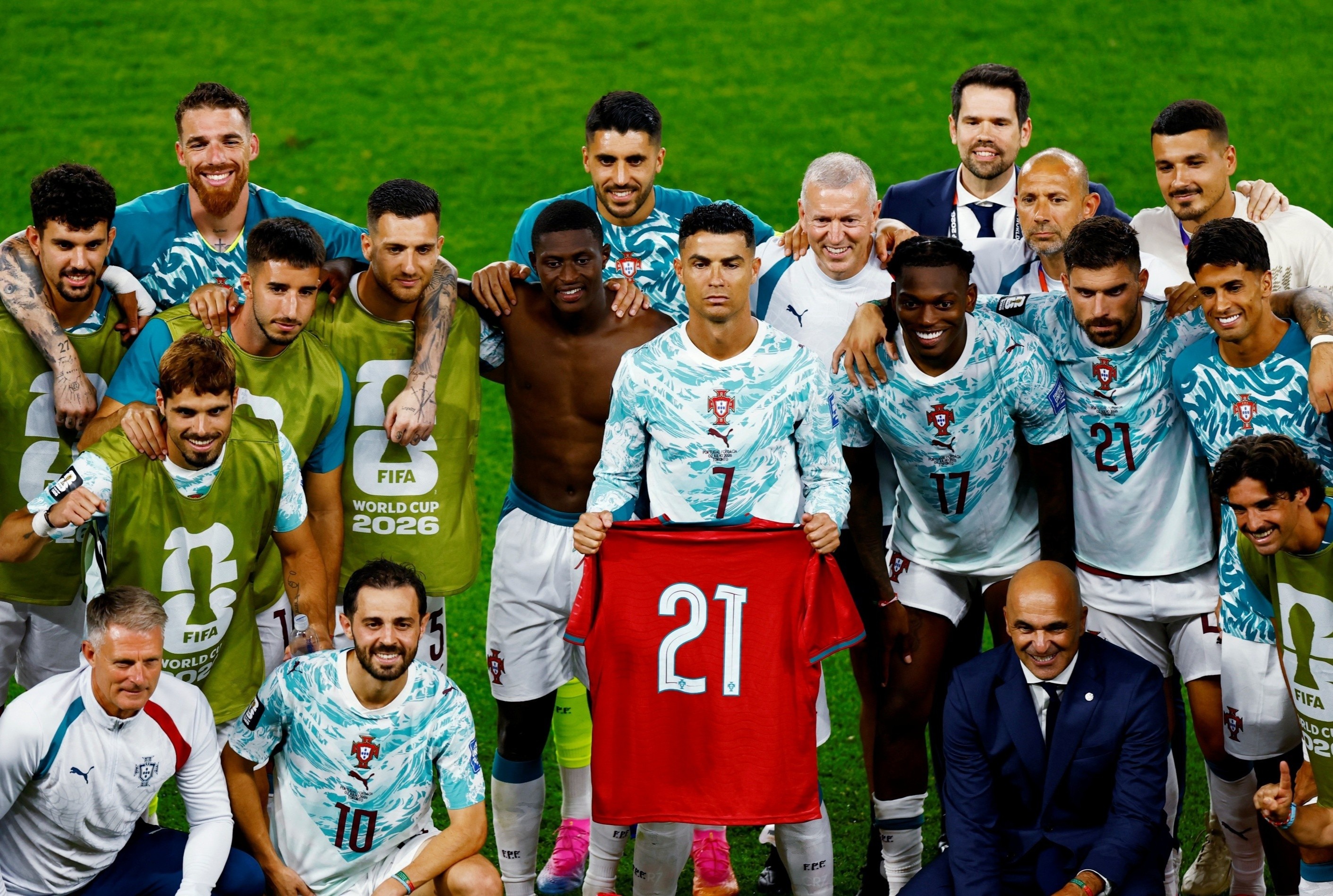 Bo Dao Nha tri an Jota, Ronaldo gay xuc dong hinh anh