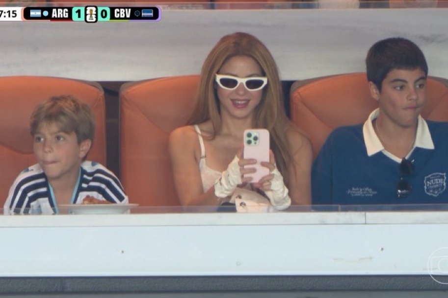 Shakira lai xuat hien theo doi Messi hinh anh