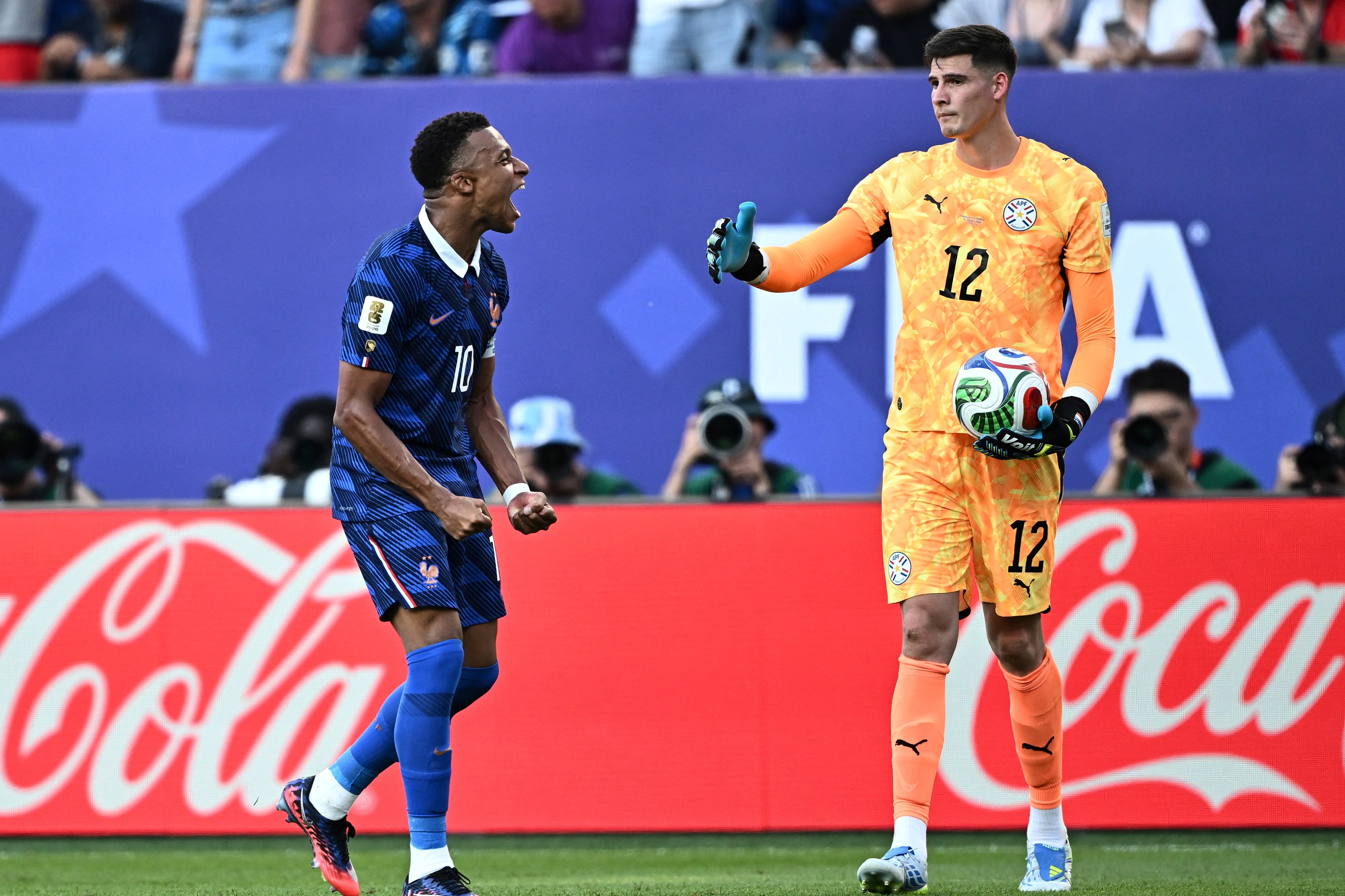 Mbappe an mung khieu khich hinh anh