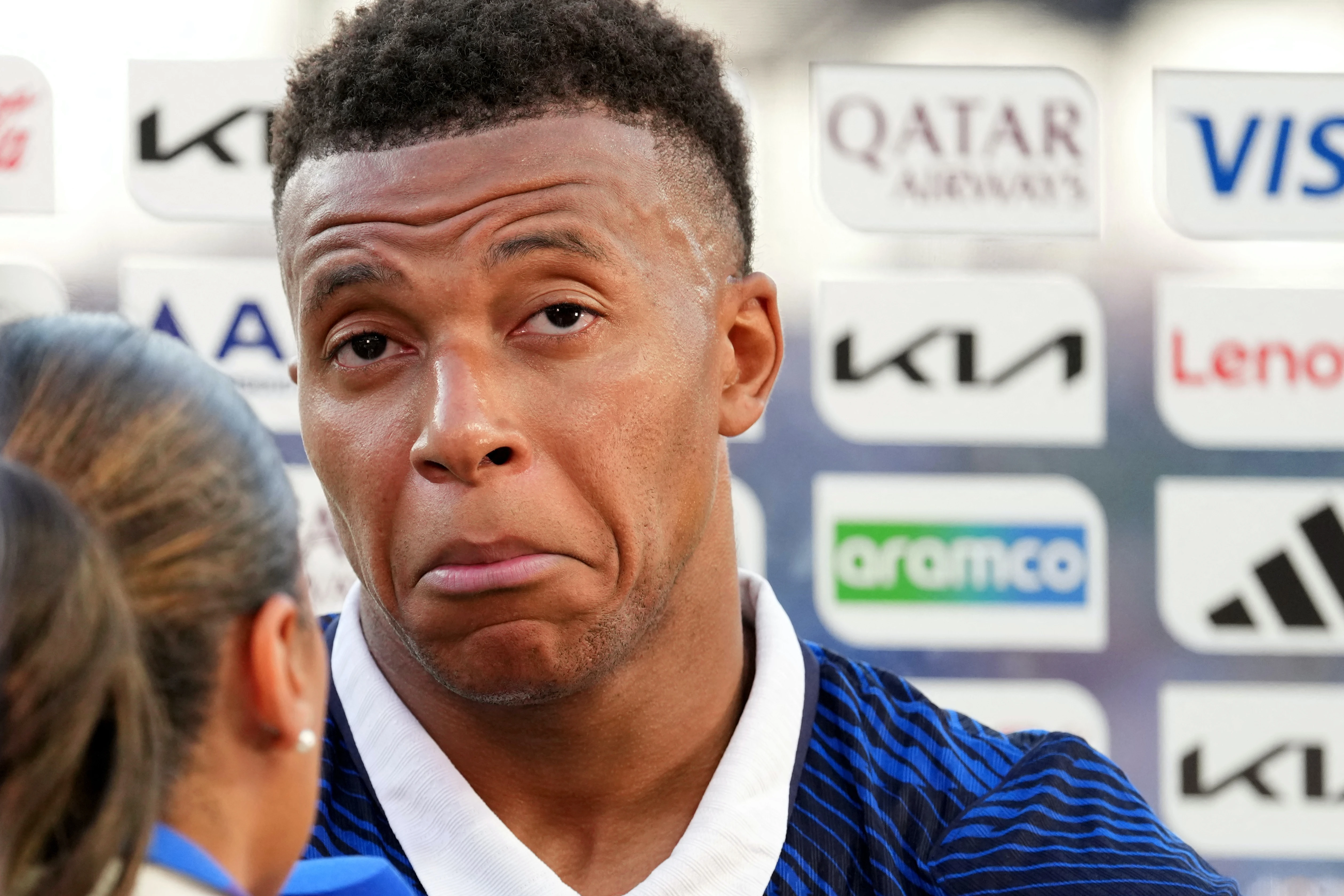 Cai nhech mep gay bao cua Mbappe hinh anh