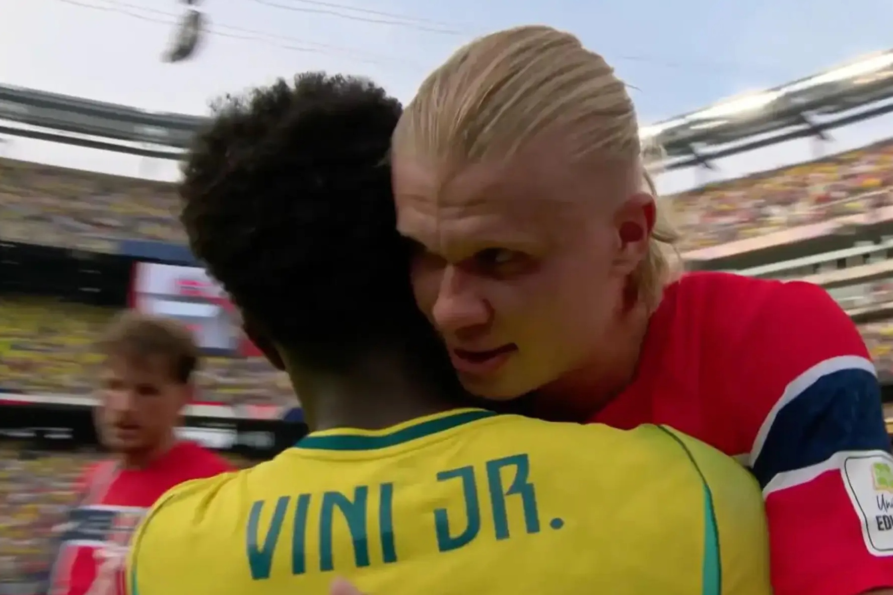 Cai om gay bao mang cua Haaland va Vinicius hinh anh