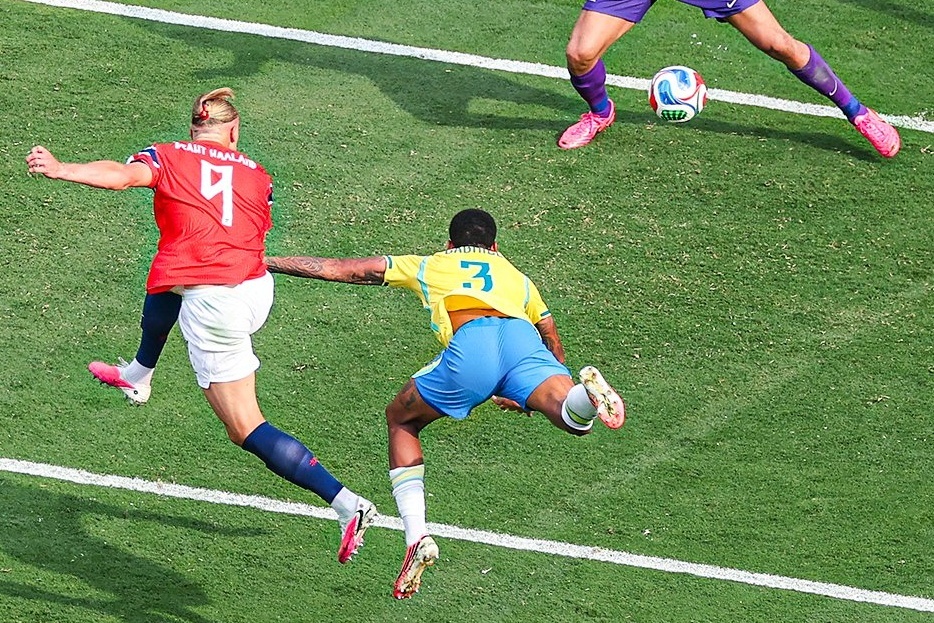 Khoanh khac cau thu Arsenal bi Haaland huc vang gay phan no hinh anh
