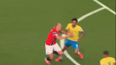 Cau thu Brazil nga chong vo khi tong vao Haaland hinh anh